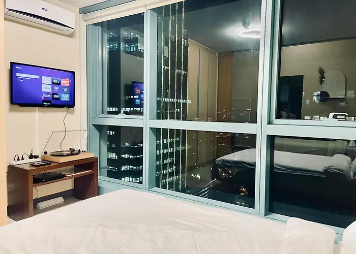 Thompson - Elegant Queen Roo In, One Uptown Residences Bgc