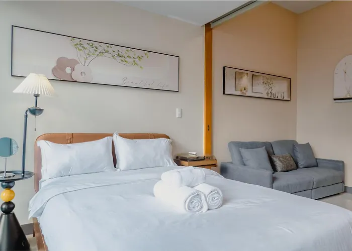 Thompson - Elegant Queen Roo In, One Uptown Residences Bgc *