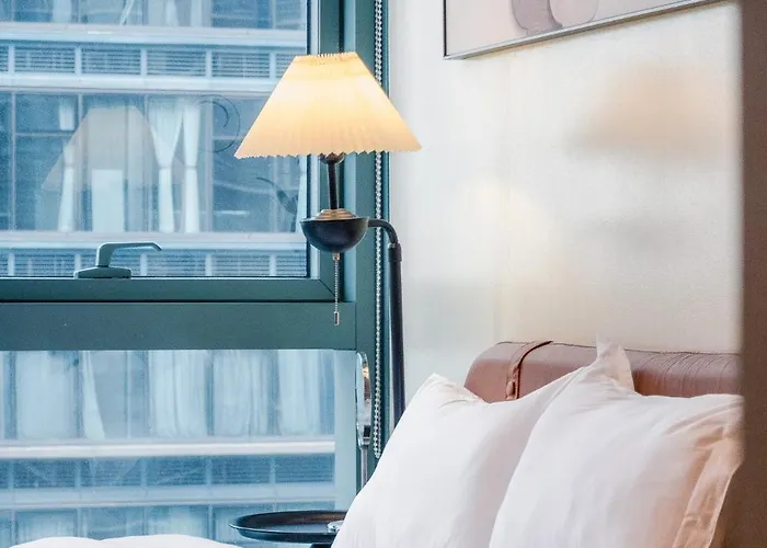 Thompson - Elegant Queen Roo In, One Uptown Residences Bgc *