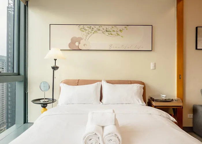 Thompson - Elegant Queen Roo In, One Uptown Residences Bgc